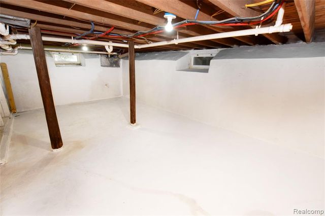 404 N Adelaide Street, Fenton, MI 48430