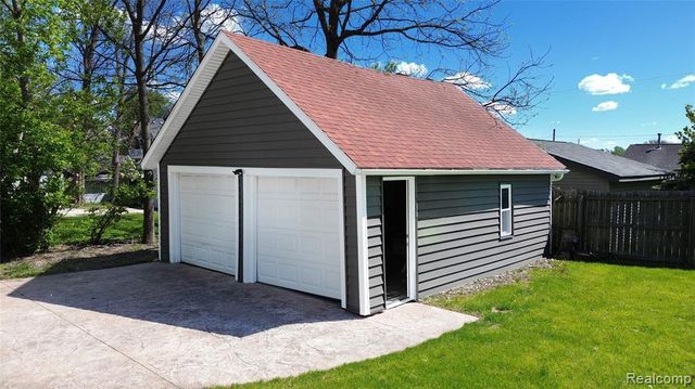 404 N Adelaide Street, Fenton, MI 48430