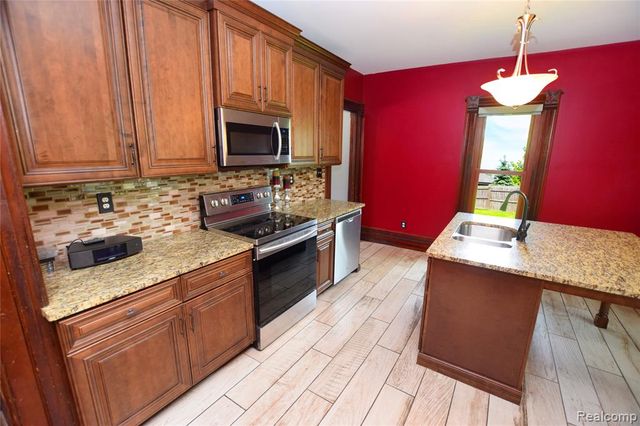 404 N Adelaide Street, Fenton, MI 48430
