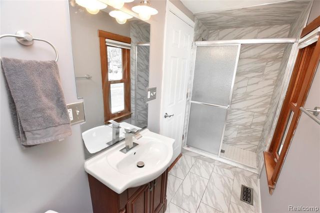 404 N Adelaide Street, Fenton, MI 48430