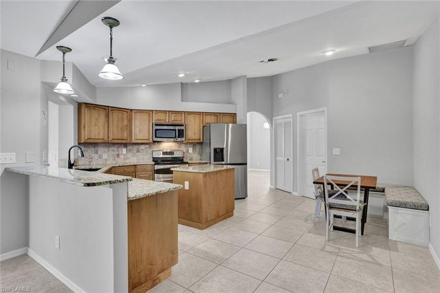 10631 Regent CIR, Naples, FL 34109