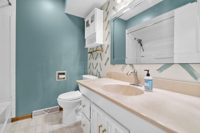 1553 Parknoll LANE, Port Washington, WI 53074