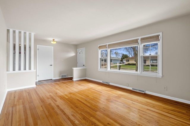 1553 Parknoll LANE, Port Washington, WI 53074
