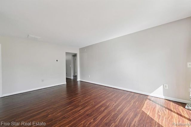 33873 Pondview Circle 171, Livonia, MI 48152