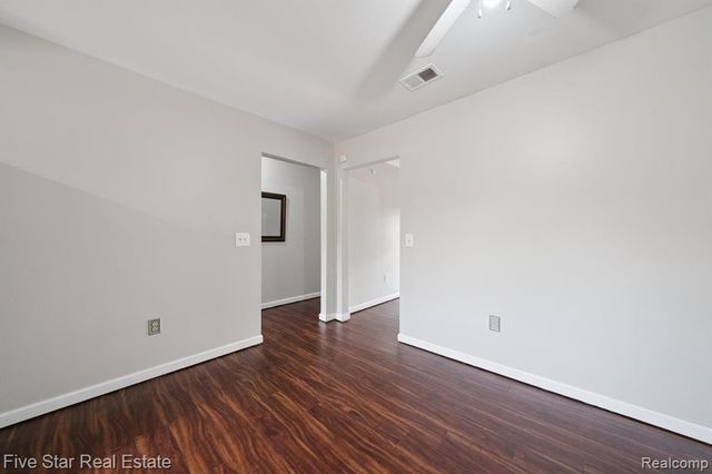 33873 Pondview Circle 171, Livonia, MI 48152