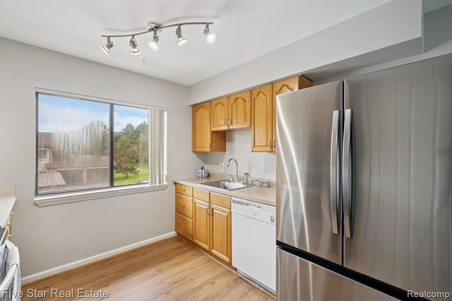 33873 Pondview Circle 171, Livonia, MI 48152