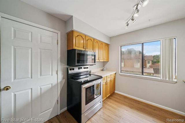 33873 Pondview Circle 171, Livonia, MI 48152