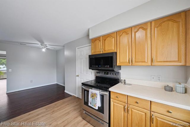 33873 Pondview Circle 171, Livonia, MI 48152