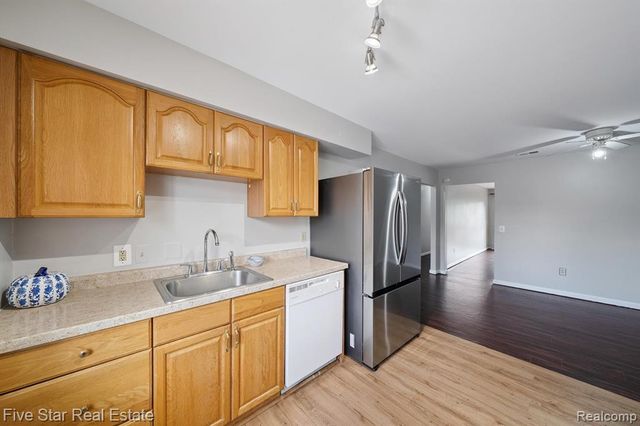 33873 Pondview Circle 171, Livonia, MI 48152