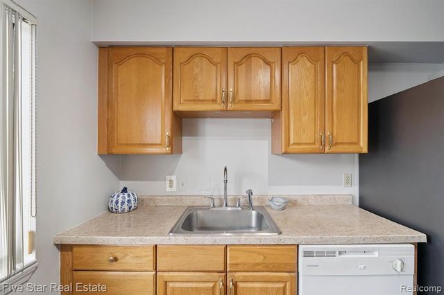 33873 Pondview Circle 171, Livonia, MI 48152