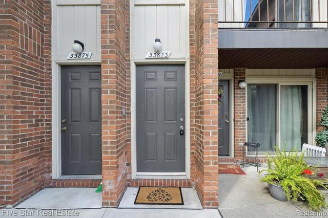 33873 Pondview Circle 171, Livonia, MI 48152