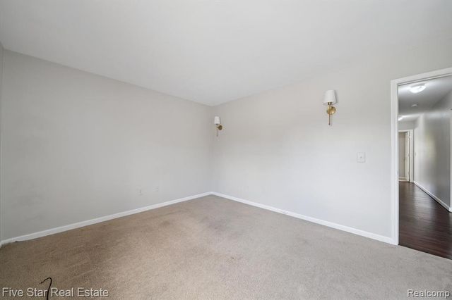 33873 Pondview Circle 171, Livonia, MI 48152