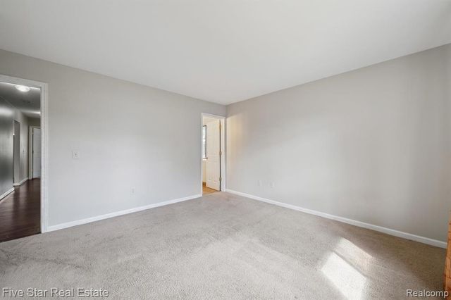 33873 Pondview Circle 171, Livonia, MI 48152