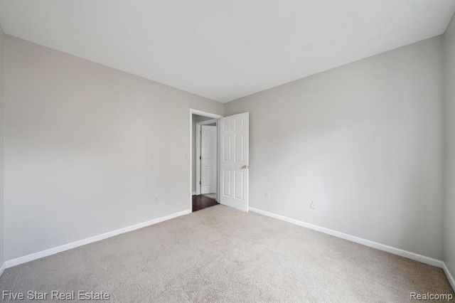 33873 Pondview Circle 171, Livonia, MI 48152