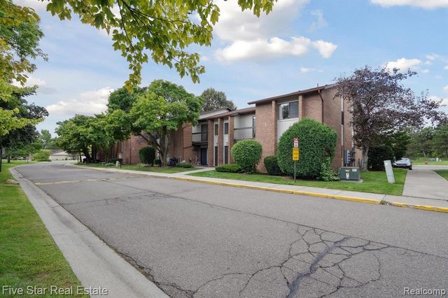 33873 Pondview Circle 171, Livonia, MI 48152