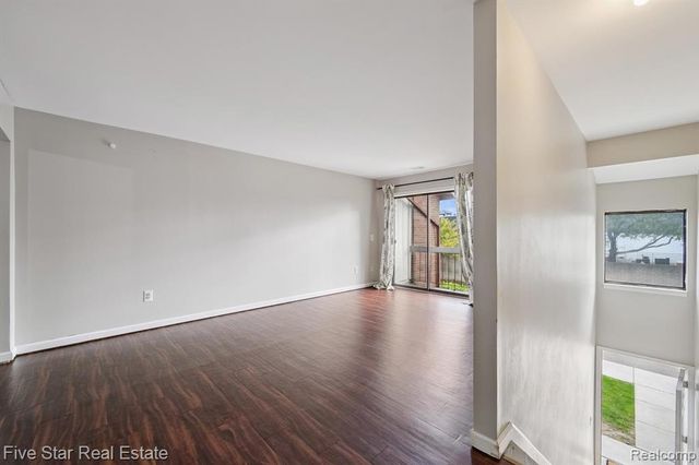 33873 Pondview Circle 171, Livonia, MI 48152