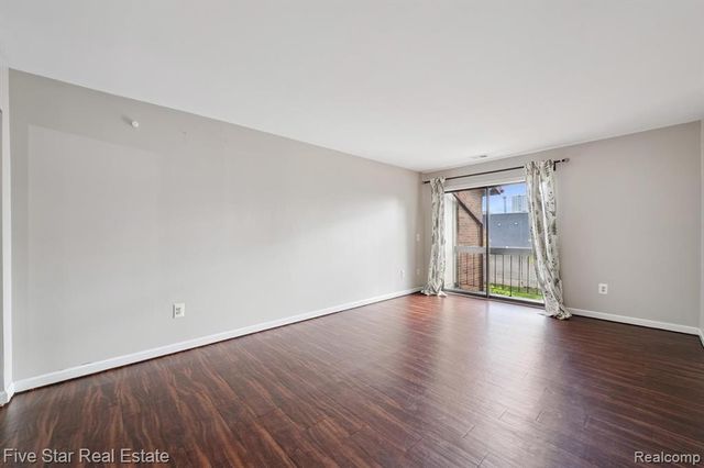 33873 Pondview Circle 171, Livonia, MI 48152