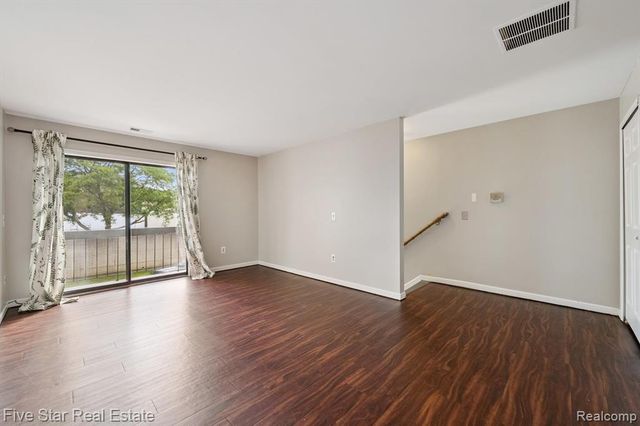 33873 Pondview Circle 171, Livonia, MI 48152