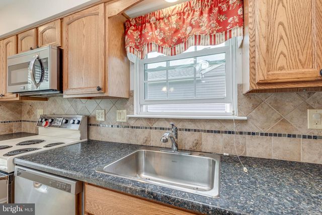 3 NEWTOWN CT, Mount Laurel, NJ 08054