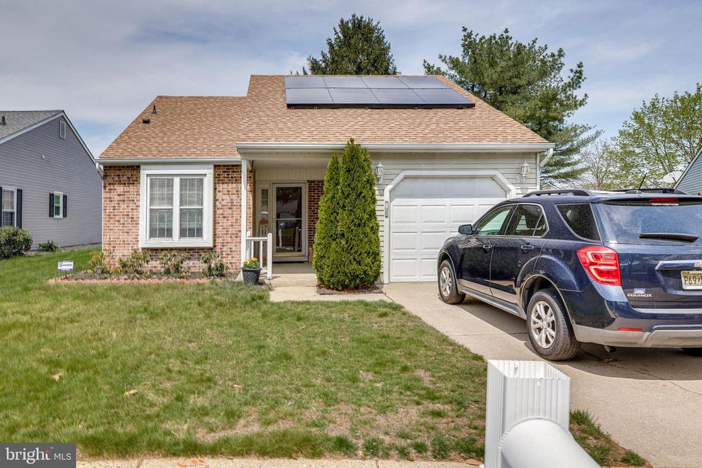 3 NEWTOWN CT, Mount Laurel, NJ 08054