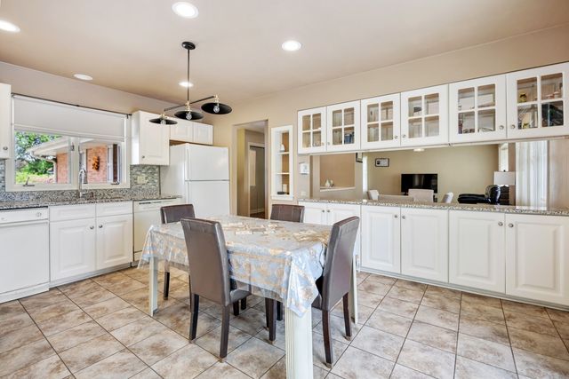 1111 Edgewood Circle, Rockford, IL 61108