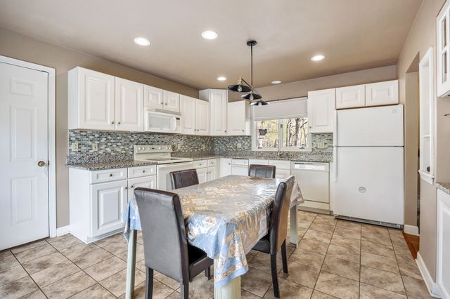 1111 Edgewood Circle, Rockford, IL 61108
