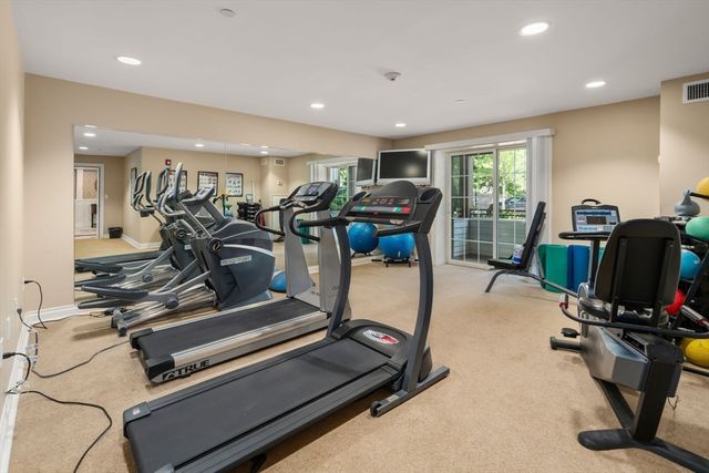 12 Russell Rd 103, Wellesley, MA 02482