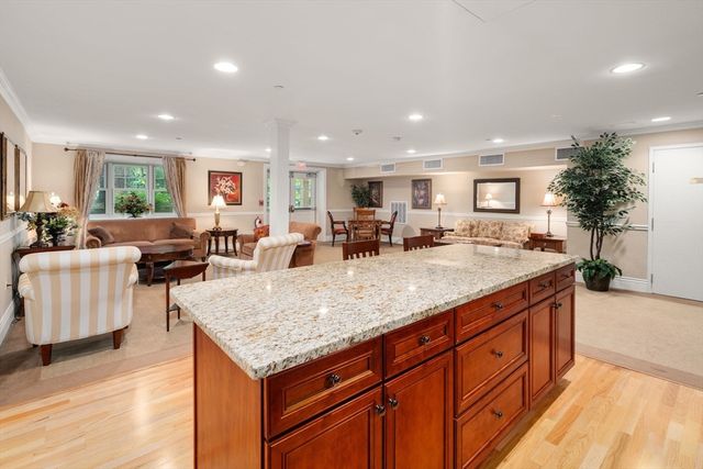 12 Russell Rd 103, Wellesley, MA 02482
