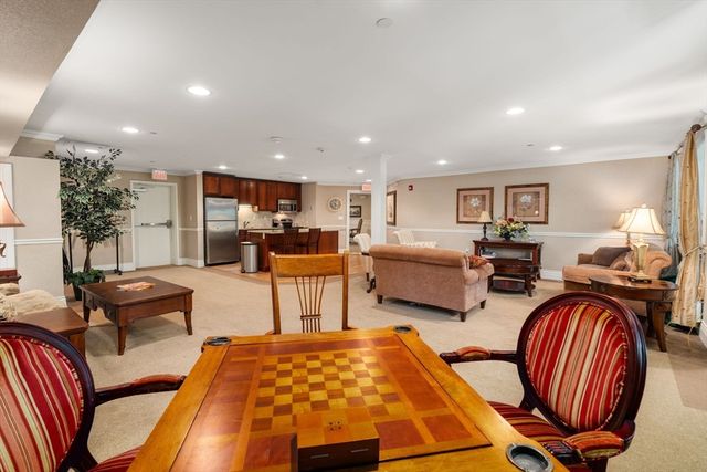12 Russell Rd 103, Wellesley, MA 02482