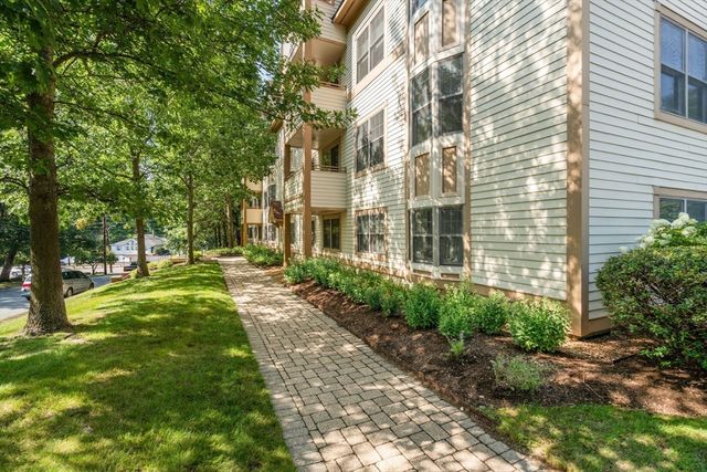 12 Russell Rd 103, Wellesley, MA 02482