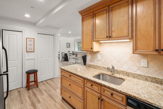 12 Russell Rd 103, Wellesley, MA 02482