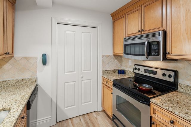 12 Russell Rd 103, Wellesley, MA 02482