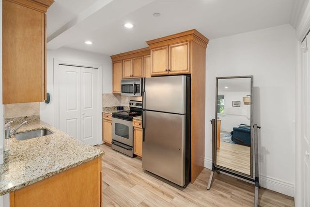 12 Russell Rd 103, Wellesley, MA 02482