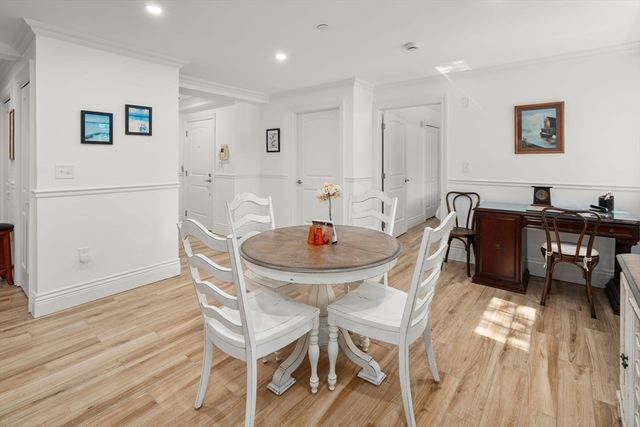 12 Russell Rd 103, Wellesley, MA 02482