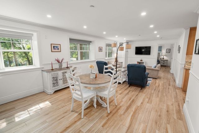 12 Russell Rd 103, Wellesley, MA 02482