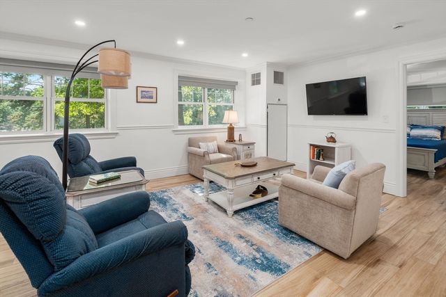 12 Russell Rd 103, Wellesley, MA 02482