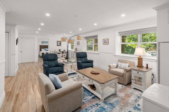 12 Russell Rd 103, Wellesley, MA 02482