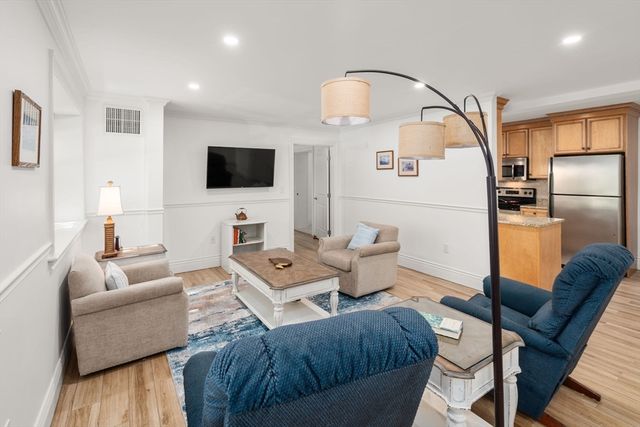 12 Russell Rd 103, Wellesley, MA 02482