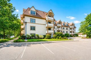 12 Russell Rd 103, Wellesley, MA 02482