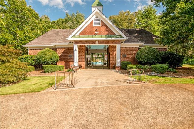 560 Saddle Crest Drive, Roswell, GA 30075