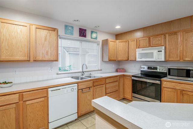 2707 8th Street SE, Puyallup, WA 98374