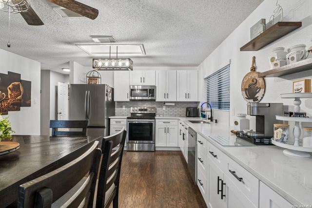 9326 MOONLIT GLADE RD, Helotes, TX 78023