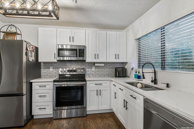 9326 MOONLIT GLADE RD, Helotes, TX 78023