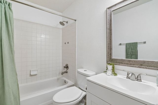 9326 MOONLIT GLADE RD, Helotes, TX 78023
