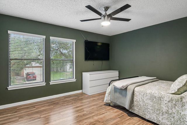 9326 MOONLIT GLADE RD, Helotes, TX 78023