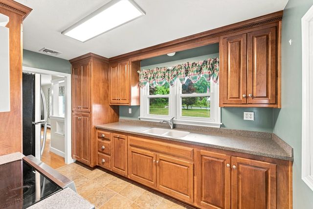 71 School St, Upton, MA 01568