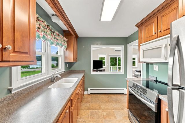71 School St, Upton, MA 01568