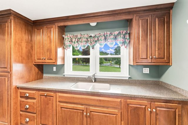 71 School St, Upton, MA 01568