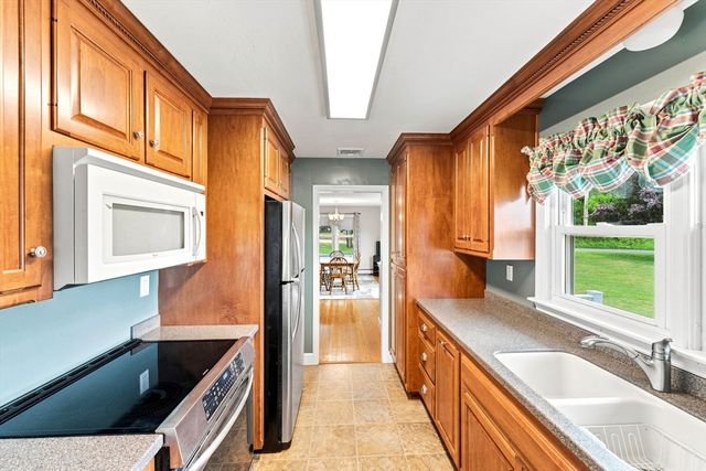 71 School St, Upton, MA 01568