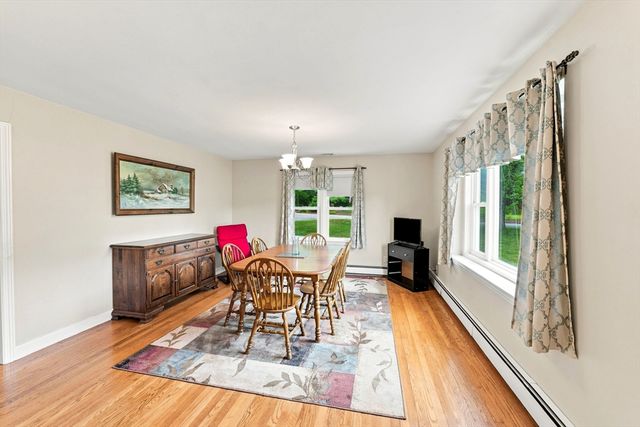 71 School St, Upton, MA 01568
